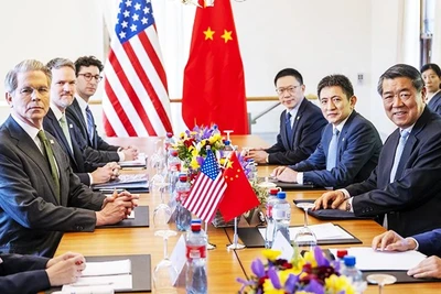 Một cuộc đàm phán thương mại gần đây giữa hai phái đoàn Mỹ (trái) và Trung Quốc. Ảnh: CNN