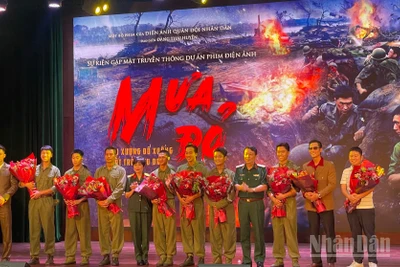 Đoàn làm phim "Mưa đỏ" tại buổi ra mắt.