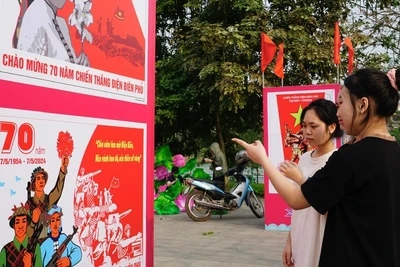 Triển lãm tranh cổ động tấm lớn về Điện Biên Phủ tại Phú Thọ. (Ảnh: NDĐT)