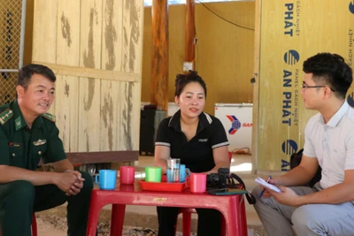 Đảng viên La Thị Pìa chia sẻ với phóng viên Báo Nhân Dân. (Ảnh: HL)