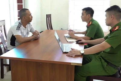 Đối tượng Vũ Anh Tuấn tại cơ quan công an. (Ảnh: Công an Nghệ An)