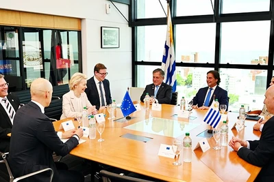 Chủ tịch EC Ursula von der Leyen (áo trắng) tại một cuộc gặp với các nhà lãnh đạo Mercosur. Ảnh: GETTY IMAGES