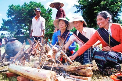 Món cá suối được ướp và nướng bằng phương thức truyền thống của người Cơ Ho.