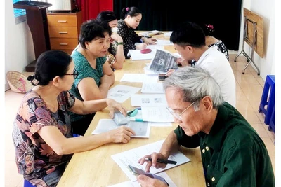 Người dân nộp thông tin thửa đất của mình làm cơ sở dữ liệu quốc gia. Ảnh: NAM ANH