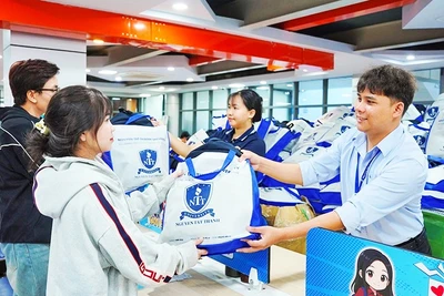 Sinh viên niên khóa mới nhận quà tặng từ Trường đại học Nguyễn Tất Thành.