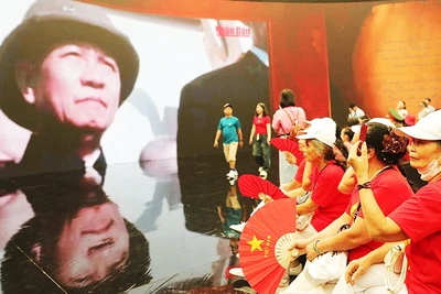 Người dân trải nghiệm không gian trưng bày của Báo Nhân Dân.