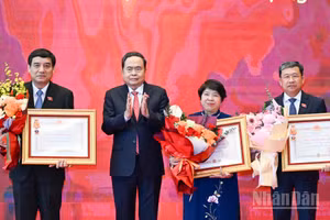 Chủ tịch Quốc hội Trần Thanh Mẫn trao Huân chương Độc lập hạng Ba của Chủ tịch nước tặng Ủy ban Văn hóa, Giáo dục của Quốc hội (giai đoạn 1964-2024); Ủy ban Đối ngoại của Quốc hội (giai đoạn 1974-2024); Ủy ban Xã hội của Quốc hội (giai đoạn 1964-2024). (Ảnh: DUY LINH)