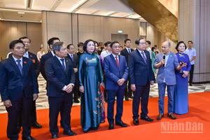 Chủ tịch Quốc hội Trần Thanh Mẫn, Thường trực Ban Bí thư Trần Cẩm Tú cùng các đại biểu tham quan Triển lãm "Hội đồng Nhân dân: Dấu ấn đổi mới - kiến tạo phát triển". (Ảnh: DUY LINH)