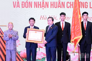 Chủ tịch Quốc hội Trần Thanh Mẫn trao Huân chương Lao động hạng Nhất tặng Hội đồng Dân tộc. (Ảnh: DUY LINH)