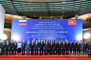 Chủ tịch Quốc hội Trần Thanh Mẫn và Chủ tịch Duma Quốc gia Quốc hội Liên bang Nga Vyacheslav Volodin cùng đại biểu hai nước tại phiên họp.