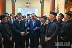 Chủ tịch Quốc hội Trần Thanh Mẫn với Ban quản lý và nhân dân tại Khu lưu niệm Trưởng Ban Thường trực Quốc hội Bùi Bằng Đoàn. (Ảnh: DUY LINH)