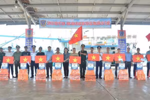 Ban Tổ chức trao quà tặng ngư dân tại cảng cá Mỹ Tân.