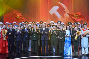 Tổng Bí thư Tô Lâm cùng các đồng chí lãnh đạo Đảng, Nhà nước và các đại biểu, nghệ sĩ tại chương trình. (Ảnh: DUY LINH)