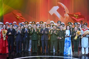 Tổng Bí thư Tô Lâm cùng các đồng chí lãnh đạo Đảng, Nhà nước và các đại biểu, nghệ sĩ tại chương trình. (Ảnh: DUY LINH)