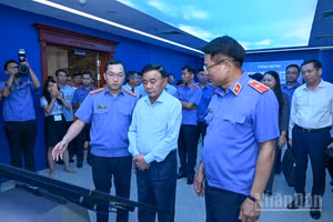 Thường trực Ban Bí thư Trần Cẩm Tú thăm Trung tâm điều hành thông minh ngành Kiểm sát nhân dân. (Ảnh: DUY LINH)