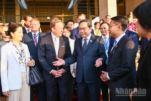 Chủ tịch Quốc hội Trần Thanh Mẫn trao đổi với các đại biểu đoàn doanh nghiệp cấp cao Hội đồng kinh doanh Châu Âu-ASEAN. (Ảnh: DUY LINH)