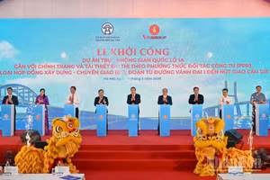 Chủ tịch Quốc hội Trần Thanh Mẫn và các đại biểu thực hiện nghi thức khởi công Dự án trục không gian Quốc lộ 1A. (Ảnh: DUY LINH)