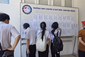 Các thí sinh tìm số báo danh của mình tại điểm thi Trường Trung học phổ thông chuyên Lê Quý Đôn (phường Nam Nha Trang, Khánh Hòa).