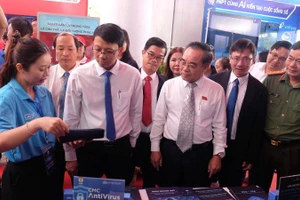 Các đại biểu tham quan, trải nghiệm các gian hàng về công nghệ số.