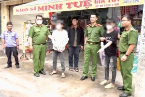 Hai đối tượng bị cơ quan chức năng bắt giữ.