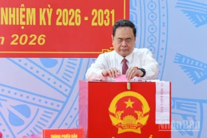 Chủ tịch Quốc hội, Chủ tịch Hội đồng Bầu cử quốc gia Trần Thanh Mẫn thực hiện quyền bầu cử tại Khu vực bỏ phiếu số 14, xã Hóc Môn, Thành phố Hồ Chí Minh. 