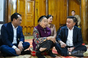 Thường trực Ban Bí thư Trần Cẩm Tú thăm hỏi, chúc Tết Mẹ Việt Nam Anh hùng Hà Thị Hao tại xã Quy Mông. (Ảnh: DUY LINH)