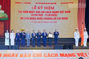 Tổng Bí thư Tô Lâm trao tặng Huân chương Hồ Chí Minh cho đội ngũ những người làm báo cách mạng Việt Nam.