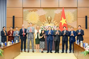 Chủ tịch Quốc hội Trần Thanh Mẫn, Đại sứ Hoa Kỳ tại Việt Nam Jennifer Wicks và đại biểu hai nước tại cuộc tiếp. (Ảnh: DUY LINH)