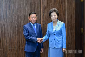 Thường trực Ban Bí thư Trần Cẩm Tú và Phó Chủ tịch Chính hiệp toàn quốc Trung Quốc Hàm Huy. (Ảnh: DUY LINH)