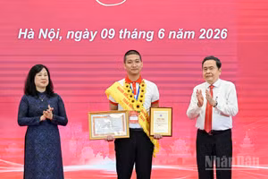 Chủ tịch Quốc hội Trần Thanh Mẫn và Bộ trưởng Y tế Đào Hồng Lan trao Chứng nhận vinh danh và Bằng khen, tôn vinh người hiến máu tình nguyện tiêu biểu toàn quốc năm 2026. (Ảnh: DUY LINH)