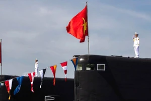 Thủy thủ trên tàu ngầm Kilo 636 chào cờ Tổ quốc.