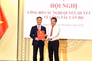 Bí thư Tỉnh ủy Trần Phong trao quyết định Chủ tịch Ủy ban nhân dân tỉnh Khánh Hòa cho đồng chí Nguyễn Việt Hùng.