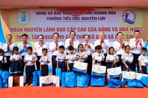 Các đồng chí nguyên lãnh đạo Đảng, Nhà nước, Chính phủ và lãnh đạo tỉnh Khánh Hòa trao quà và học bổng cho các em học sinh Trường tiểu học Nguyễn Lựu.