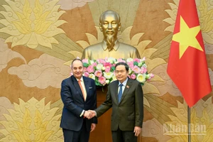 Chủ tịch Quốc hội Trần Thanh Mẫn và Phó Chủ tịch thứ nhất Quốc hội Hy Lạp Ioannis Plakiotakis. (Ảnh: DUY LINH)