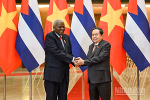 Chủ tịch Quốc hội Trần Thanh Mẫn và Chủ tịch Quốc hội Chính quyền nhân dân, Chủ tịch Hội đồng Nhà nước Cộng hòa Cuba Esteban Lazo Hernandez.