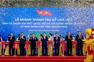 Các đại biểu cắt băng khánh thành trụ sở làm việc mới tỉnh Khánh Hòa.