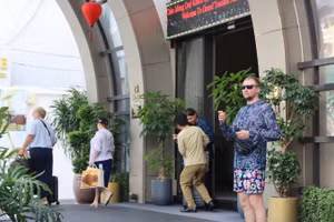 Người nước ngoài lưu trú tại khách sạn ở Nha Trang.