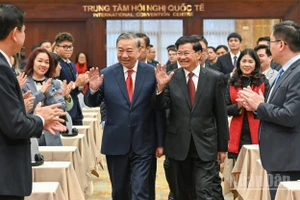 Tổng Bí thư Tô Lâm và Tổng Bí thư, Chủ tịch nước Lào Thongloun Sisoulith dự hội nghị Hội nghị thông báo kết quả Đại hội đại biểu toàn quốc lần thứ XII Đảng Nhân dân cách mạng Lào. (Ảnh: DUY LINH)