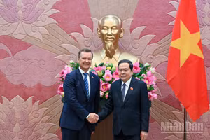 Chủ tịch Quốc hội Trần Thanh Mẫn và Phó Chủ tịch thứ nhất Hội đồng Liên bang Quốc hội Liên bang Nga Andrey Vladimirovich Yatskin. (Ảnh: DUY LINH)