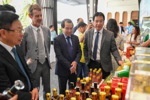 Các đại biểu tham quan gian hàng đặc sản tỉnh Khánh Hòa trước khi vào hội thảo.