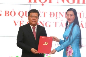 Đồng chí Bùi Thị Quỳnh Vân, Ủy viên Trung ương Đảng, Phó Trưởng ban Tổ chức Trung ương trao quyết định của Ban Bí thư cho đồng chí Trần Phong.