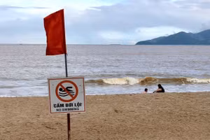 Cảnh báo du khách tắm biển trong mùa mưa bão tại Nha Trang.