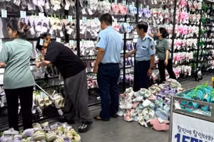 Lực lượng quản lý thị trường kiểm tra cửa hàng giày dép tại khu vực đường Đống Đa-Tô Hiến Thành, phường Nam Nha Trang.