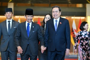 Chủ tịch Quốc hội Trần Thanh Mẫn trao đổi với Quốc vương Brunei Darussalam Haji Hassanal Bolkiah. (Ảnh: DUY LINH) 