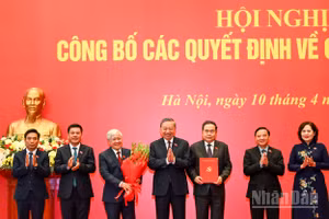 Tổng Bí thư, Chủ tịch nước Tô Lâm trao Quyết định của Bộ Chính trị về việc chỉ định Ban Chấp hành, Ban Thường vụ, Bí thư, Phó Bí thư Đảng ủy Quốc hội nhiệm kỳ 2025-2030 cho Chủ tịch Quốc hội Trần Thanh Mẫn và các Phó Chủ tịch Quốc hội. (Ảnh: DUY LINH)