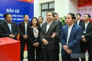 Chủ tịch Quốc hội Trần Thanh Mẫn, Chủ tịch Hội đồng Bầu cử Quốc gia kiểm tra công tác bầu cử tại phường Hải An, thành phố Hải Phòng. (Ảnh: DUY LINH) 
