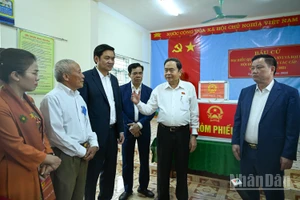 Chủ tịch Quốc hội, Chủ tịch Hội đồng Bầu cử Quốc gia Trần Thanh Mẫn kiểm tra công tác bầu cử tại khu vực bỏ phiếu xóm Phúc Long, xã Hưng Nguyên, tỉnh Nghệ An. (Ảnh: DUY LINH)