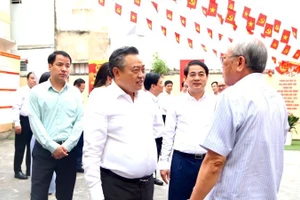 Đồng chí Trần Sỹ Thanh cùng đoàn công tác kiểm tra thực tế tại đơn vị bầu cử số 2, điểm bầu cử số 12, phường Nha Trang.