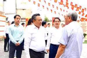 Đồng chí Trần Sỹ Thanh cùng đoàn công tác kiểm tra thực tế tại đơn vị bầu cử số 2, điểm bầu cử số 12, phường Nha Trang.