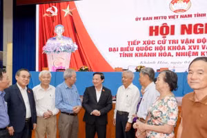 Đồng chí Nguyễn Khắc Định trao đổi với cử tri về các vấn đề cử tri quan tâm.